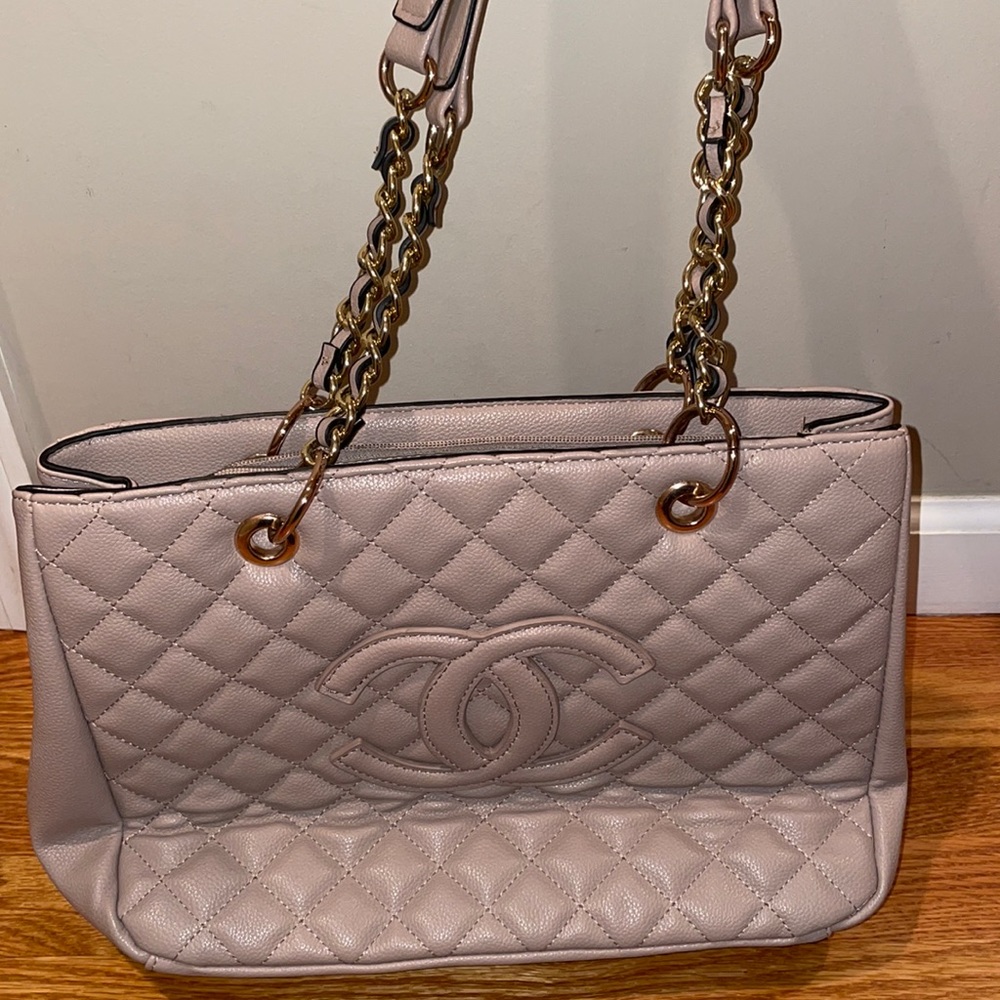 COPY - Non authentic Chanel bag! Cream/gold quilted bag